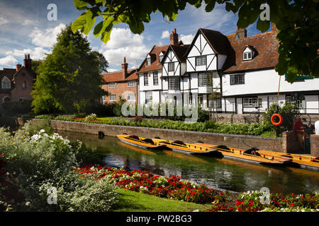 Regno Unito, Kent, Canterbury, antica le case con la struttura in legno in Westgate Grove da Westgate giardini accanto a sterline sul grande fiume Stour Foto Stock