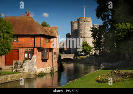 Regno Unito, Kent, Canterbury, Westgate Grove, waterside edificio dal Westgate giardini accanto al grande fiume Stour Foto Stock