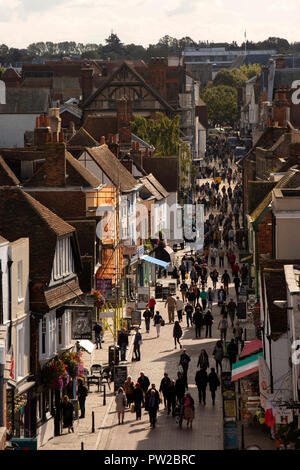 Regno Unito, Kent, Canterbury, vista in elevazione dei visitatori in area pedonale per High Street Foto Stock