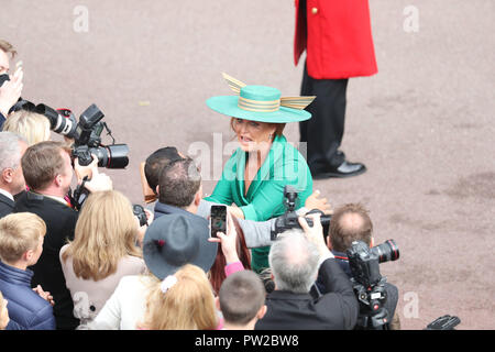 Sarah Ferguson arriva per il matrimonio della Principessa Eugenie a Jack Brooksbank presso alla cappella di San Giorgio nel Castello di Windsor. Foto Stock