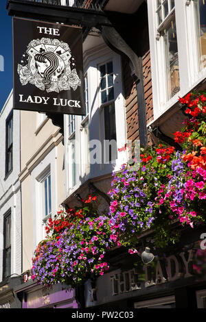 Regno Unito, Kent, Canterbury, High Street, colorato display floreale al di fuori della Signora Fortuna pub Foto Stock