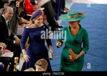 Sarah Ferguson e la principessa Beatrice arriva per il matrimonio della Principessa Eugenie a Jack Brooksbank presso alla cappella di San Giorgio nel Castello di Windsor. Foto Stock