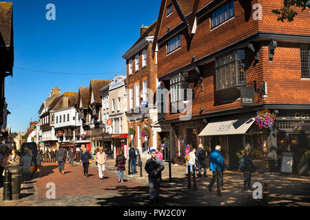 Regno Unito, Kent, Canterbury, Parade, negozi e piastrelle di legno appeso incorniciato Cote Brasserie edificio Foto Stock