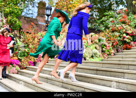 La principessa Beatrice e sua madre Sarah Ferguson arriva per il matrimonio della Principessa Eugenie a Jack Brooksbank presso alla cappella di San Giorgio nel Castello di Windsor. Foto Stock