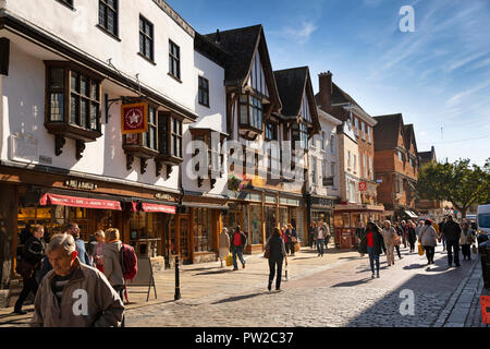 Regno Unito, Kent, Canterbury, Parade, Pret a Manger e negozi che occupa mix di vecchio e nuovo edificio Foto Stock