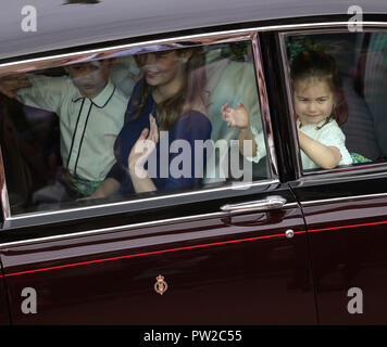 Damigella Princess Charlotte (a destra) e la signora Louise Mountbatten-Windsor arriva per il matrimonio della Principessa Eugenie a Jack Brooksbank presso alla cappella di San Giorgio nel Castello di Windsor. Foto Stock