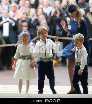 Signora Louise Mountbatten-Windsor accompagnatrici le damigelle e pagina ragazzi, tra cui il principe George (a destra), che arrivano per il matrimonio della Principessa Eugenie a Jack Brooksbank presso alla cappella di San Giorgio nel Castello di Windsor. Foto Stock