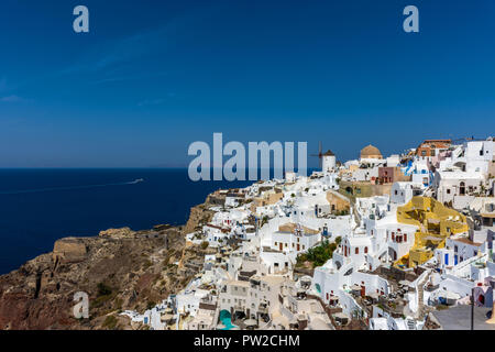 Santorini, Grecia. Una vista pittoresca del tradizionale delle Cicladi Santorini Oia case sulla scogliera Foto Stock