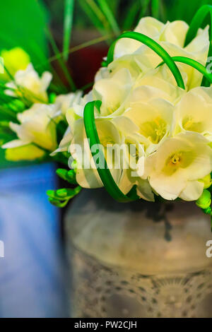 Composizione bouquet di giallo alstroemeria in vaso vintage close-up Foto Stock