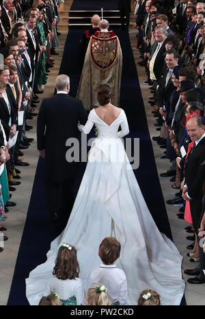 Il Duca di York passeggiate di sua figlia Principessa Eugenie giù il corridoio per il suo matrimonio a Jack Brooksbank presso alla cappella di San Giorgio nel Castello di Windsor. Foto Stock