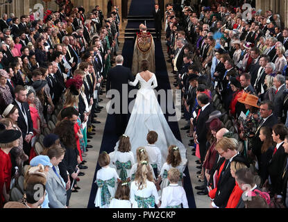 Il Duca di York passeggiate di sua figlia Principessa Eugenie giù il corridoio per il suo matrimonio a Jack Brooksbank presso alla cappella di San Giorgio nel Castello di Windsor. Foto Stock