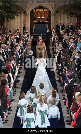 Il Duca di York passeggiate di sua figlia Principessa Eugenie giù il corridoio per il suo matrimonio a Jack Brooksbank presso alla cappella di San Giorgio nel Castello di Windsor. Foto Stock