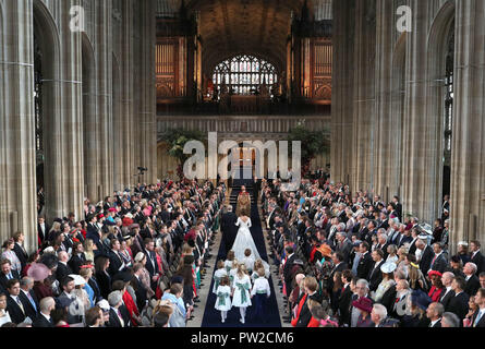 Il Duca di York passeggiate di sua figlia Principessa Eugenie giù il corridoio per il suo matrimonio a Jack Brooksbank presso alla cappella di San Giorgio nel Castello di Windsor. Foto Stock