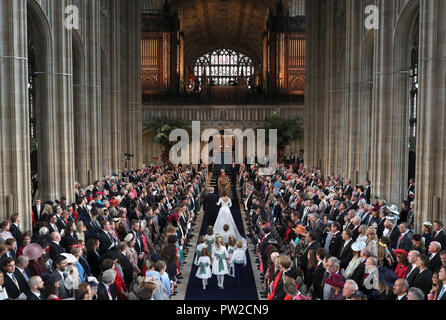 Il Duca di York passeggiate di sua figlia Principessa Eugenie giù il corridoio per il suo matrimonio a Jack Brooksbank presso alla cappella di San Giorgio nel Castello di Windsor. Foto Stock