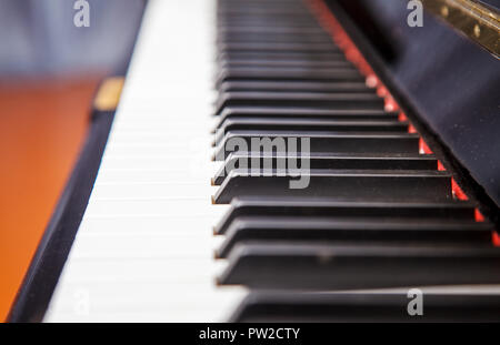 Nuovo pianoforte moderno tastiera interna con la luce diurna closeup Foto Stock