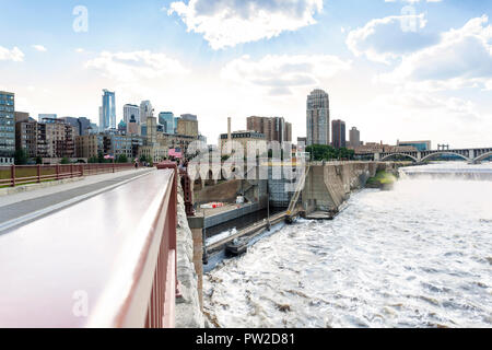 Minneapolis Downtown presi da arco in pietra ponte sul Mississipi. Foto Stock