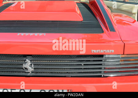 Sessione spettacolare delle vetture Ferrari, durante le feste patronali di Torrejon de Ardoz (Madrid - Spagna). Parte posteriore della Ferrari Testarossa Foto Stock