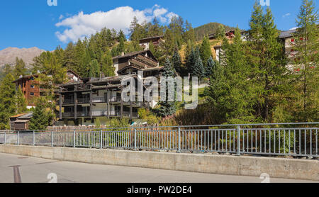 Zermatt, Svizzera - 15 Settembre 2018: gli edifici del comune di Zermatt lungo la questione fiume Vispa. Zermatt è un comune nel distretto di Foto Stock