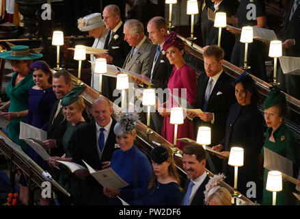 (Da sinistra a destra indietro riga) Queen Elizabeth II, il Duca di Edimburgo, il Principe di Galles, il Duca di Cambridge, la Duchessa di Cambridge, il Duca di Sussex, duchessa di Sussex e la principessa Royal, (da sinistra a destra prima fila) Sarah Ferguson, Principessa Beatrice, Peter Phillips, Autunno Phillips, Mike Tindall, Zara Tindall, signora Louise Mountbatten-Windsor e Principe Ereditario Pavlos della Grecia al matrimonio della Principessa Eugenie a Jack Brooksbank presso alla cappella di San Giorgio nel Castello di Windsor. Foto Stock