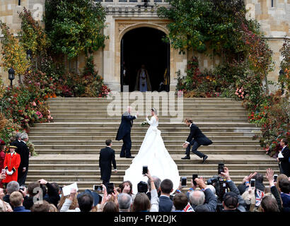 La principessa Eugenie arriva accompagnata dal Duca di York, in corrispondenza alla cappella di San Giorgio per il suo matrimonio a Jack Brooksbank nel Castello di Windsor. Foto Stock