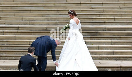 La principessa Eugenie arriva accompagnata dal Duca di York, in corrispondenza alla cappella di San Giorgio per il suo matrimonio a Jack Brooksbank nel Castello di Windsor. Foto Stock