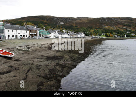 Una vista della piccola cittadina di pescatori di Ullapool che siede alla testa del Loch Ginestra nel nord-ovest della Scozia in Ross and Cromarty regione. Foto Stock