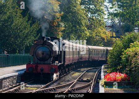 Un treno a vapore che arriva alla stazione di Lakeside sul lungolago e la stazione ferroviaria Haverthwaite nel distretto del lago. Windermere Foto Stock