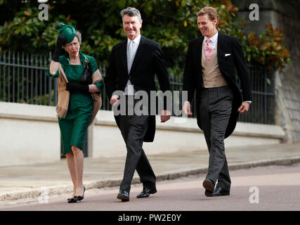 The Princess Royal e vice ammiraglio sir Tim Laurence arriva per il matrimonio della Principessa Eugenie a Jack Brooksbank presso alla cappella di San Giorgio nel Castello di Windsor. Foto Stock