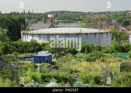 Gasometri dismessi o titolari di gas accanto a urban allottments, vicino Chatsworth Road, Chesterfield, Derbyshire, in Inghilterra, Regno Unito Foto Stock