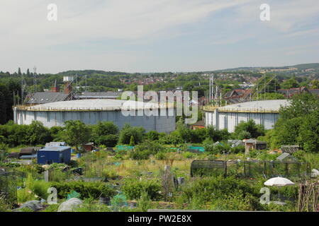 Gasometri dismessi o titolari di gas accanto a urban allottments, vicino Chatsworth Road, Chesterfield, Derbyshire, in Inghilterra, Regno Unito Foto Stock