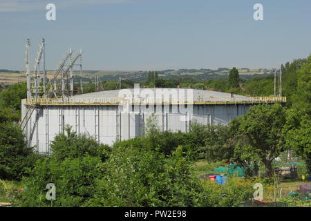 Gasometri dismessi o titolari di gas accanto a urban allottments, vicino Chatsworth Road, Chesterfield, Derbyshire, in Inghilterra, Regno Unito Foto Stock