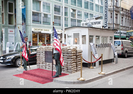 Il Checkpoint Charlie Memorial a Berlino, il passaggio della frontiera guardiola tra Berlino Ovest e Berlino Est Foto Stock