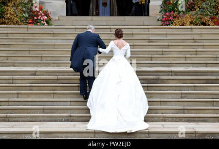 La principessa Eugenie arriva accompagnata dal Duca di York, in corrispondenza alla cappella di San Giorgio per il suo matrimonio a Jack Brooksbank nel Castello di Windsor. Foto Stock