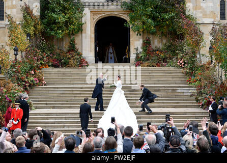 La principessa Eugenie arriva accompagnata dal Duca di York, in corrispondenza alla cappella di San Giorgio per il suo matrimonio a Jack Brooksbank nel Castello di Windsor. Foto Stock