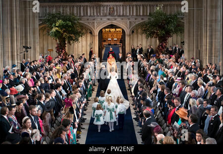 Il Duca di York passeggiate di sua figlia Principessa Eugenie giù il corridoio per il suo matrimonio a Jack Brooksbank presso alla cappella di San Giorgio nel Castello di Windsor. Foto Stock