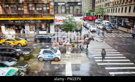 New York, Stati Uniti d'America - 28 Giugno 2018: Ottava Avenue e West 56th Street intersezione in un giorno di pioggia. Foto Stock