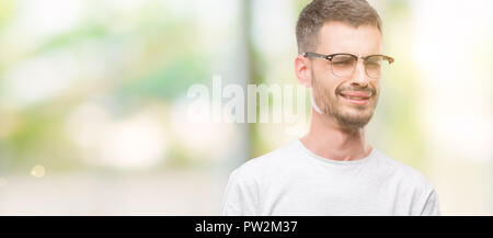 Giovani tatuati adulto uomo disgustato espressione, orinato e timorosi facendo il disgusto di fronte perché la reazione di avversione. Con le mani alzate. Fastidioso concep Foto Stock