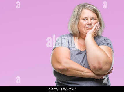 Senior plus dimensione donna caucasica su sfondo isolato pensare guardando stanco ed annoiato con depressione problemi con bracci incrociati. Foto Stock