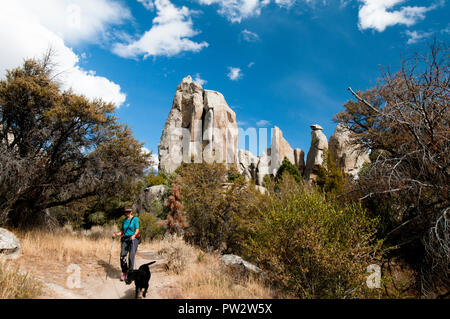 Woman Hiking nella città di roccia riserva nazionale in sud-Idaho centrale Foto Stock