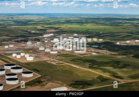 Vista aerea del petrolio del serbatoio di accumulo agriturismo vicino a Hardisty, Alberta. Foto Stock