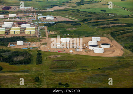 Vista aerea del petrolio del serbatoio di accumulo agriturismo vicino a Hardisty, Alberta. Foto Stock