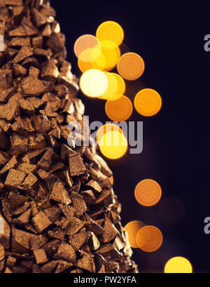 Close up di una golden albero di Natale con luci sfocate, abstract sfondo CChristmas Foto Stock
