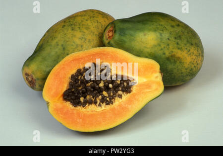 Affettato e piena di papaia o papaia (FIJIAN) Carica papaya. CARIACEAE Foto Stock