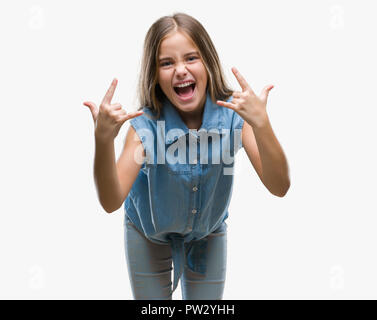 Giovane bella ragazza isolato che urlava con crazy espressione facendo il simbolo di roccia con le mani. Stella della musica. Concetto di pesante. Foto Stock