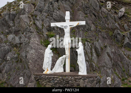 Vista di una Croce Cristiana monumento lungo Slea Head Drive sulla penisola di Dingle nella Contea di Kerry, Irlanda Foto Stock