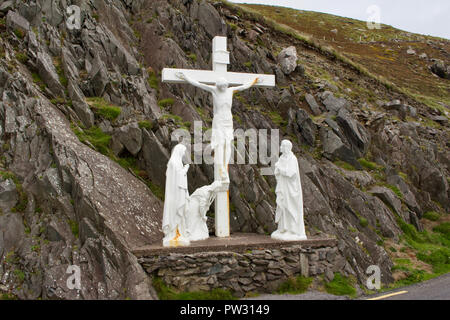 Vista di una Croce Cristiana monumento lungo Slea Head Drive sulla penisola di Dingle nella Contea di Kerry, Irlanda Foto Stock