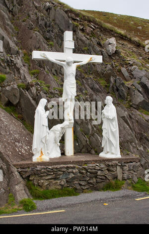 Vista di una Croce Cristiana monumento lungo Slea Head Drive sulla penisola di Dingle nella Contea di Kerry, Irlanda Foto Stock