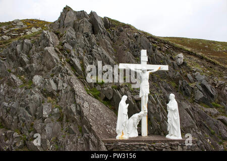 Vista di una Croce Cristiana monumento lungo Slea Head Drive sulla penisola di Dingle nella Contea di Kerry, Irlanda Foto Stock