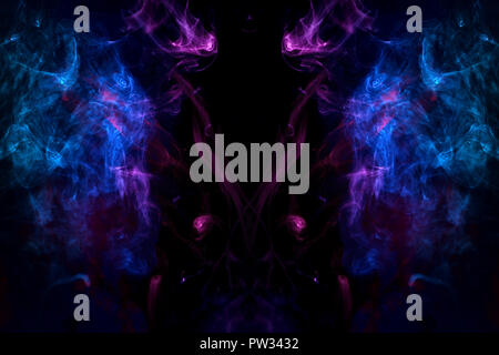 Viola, rosa, blu cloud isolati su sfondo nero,fumo testurizzata,effetto spazzola. Foto Stock