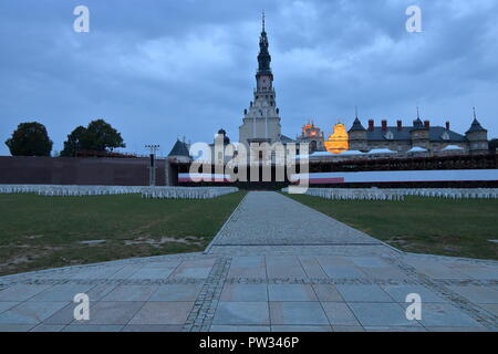 Ora blu cityscape con centro di pellegrinaggio in Polonia - Jasna Gora monastero a Czestochowa, quadrato, edificio illiminated, parete alta torre della cattedrale. Foto Stock